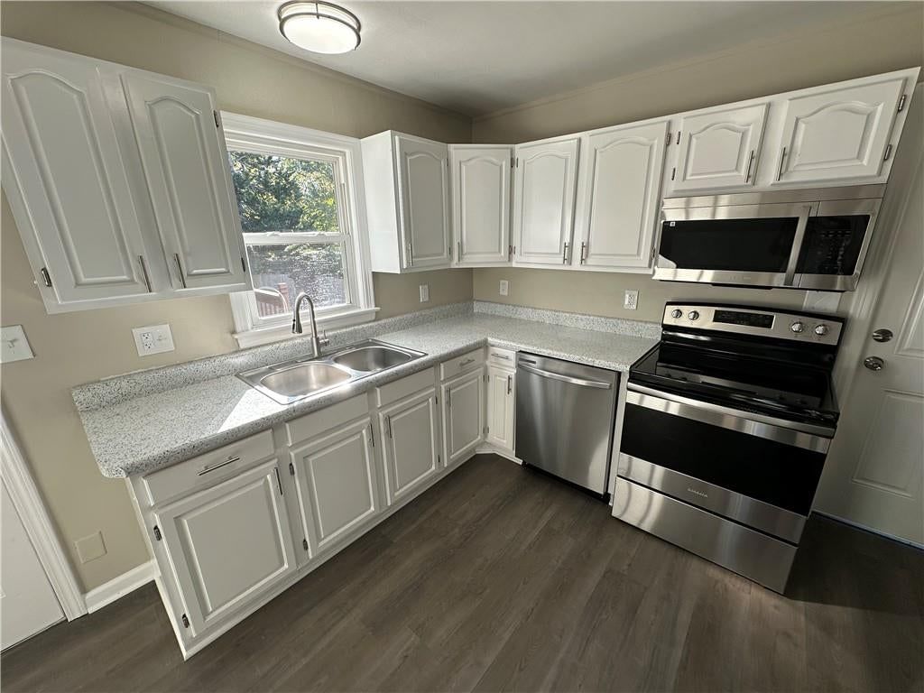 Double oven at 11113 E 25th Street, Independence, MO 64052
