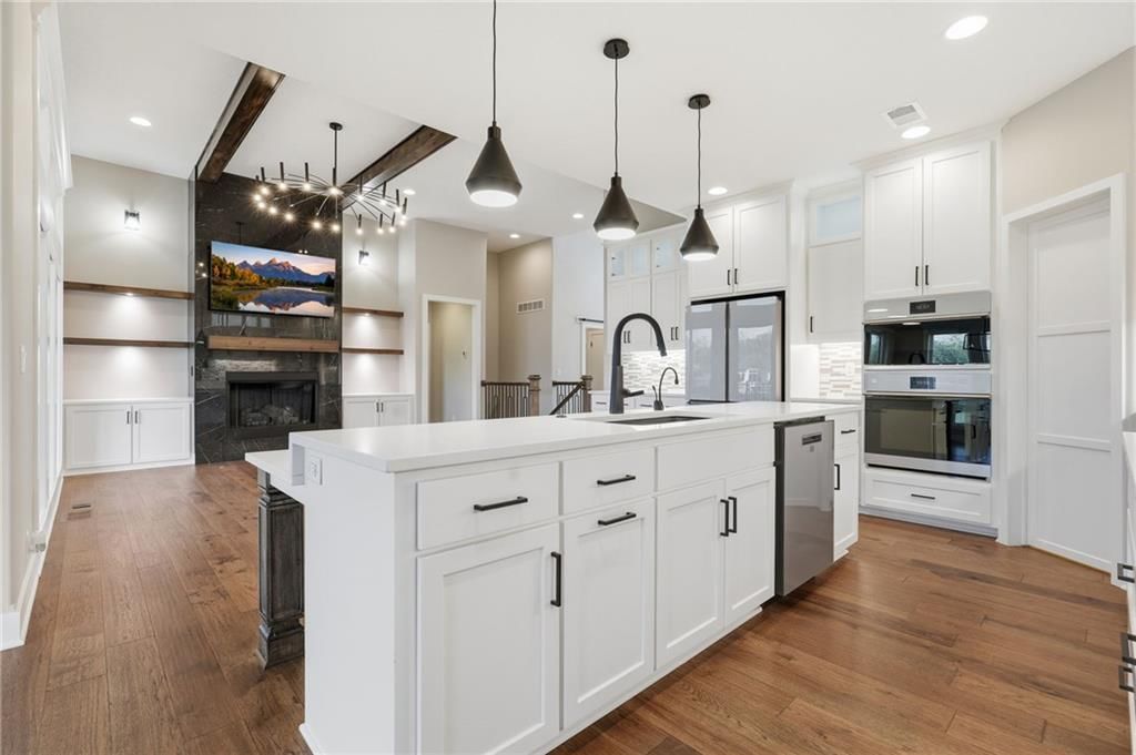 Black hardware at 1 S Buffalo Ridge Court, Lake Winnebago, MO 64034