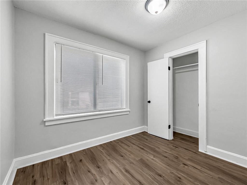 Photo 12 of 18 - 1906 S Ash Avenue, Independence, MO 64052