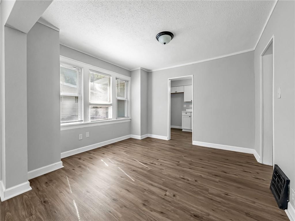 Photo 6 of 18 - 1906 S Ash Avenue, Independence, MO 64052