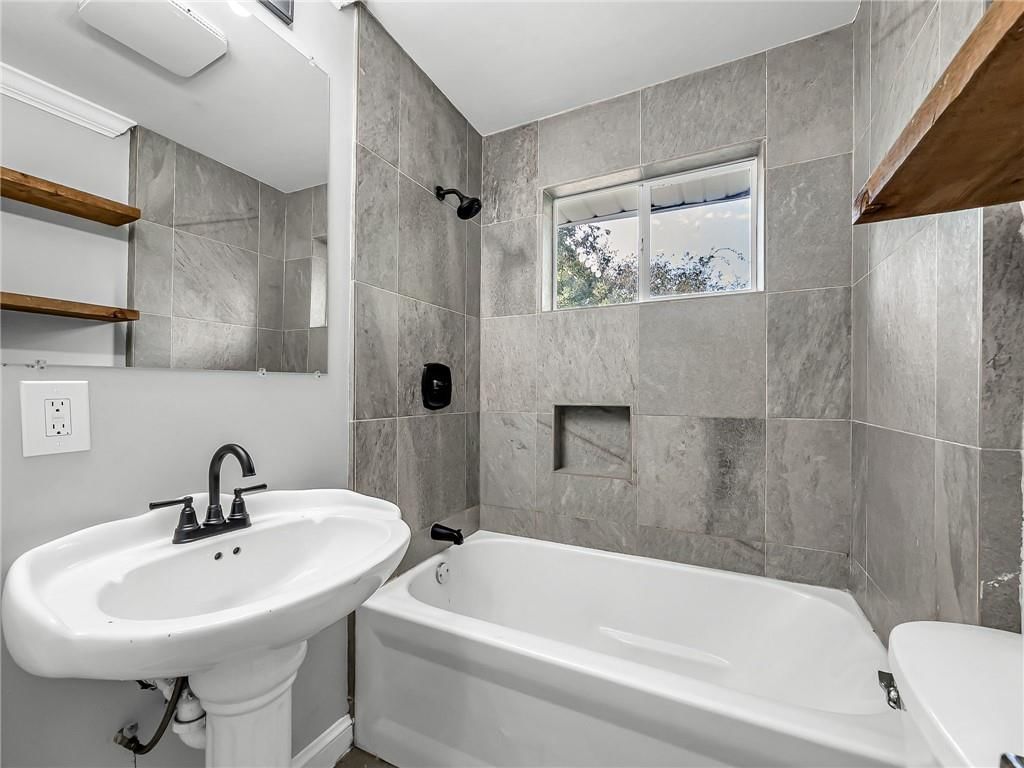 Photo 14 of 18 - 1906 S Ash Avenue, Independence, MO 64052