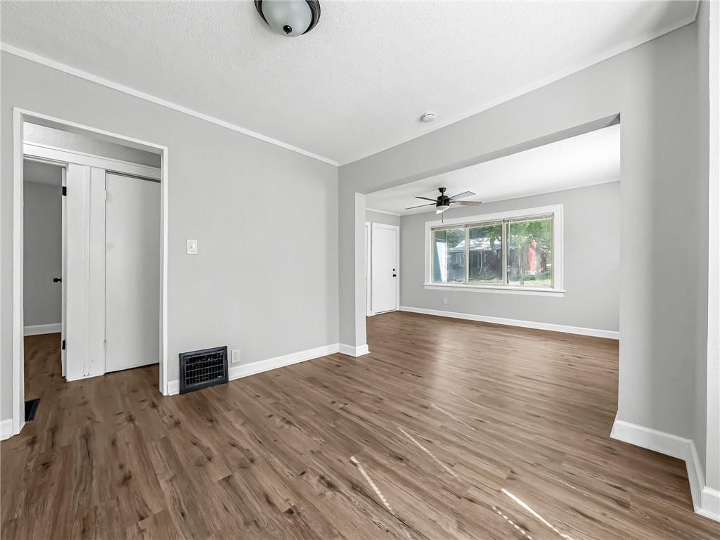 Photo 7 of 18 - 1906 S Ash Avenue, Independence, MO 64052