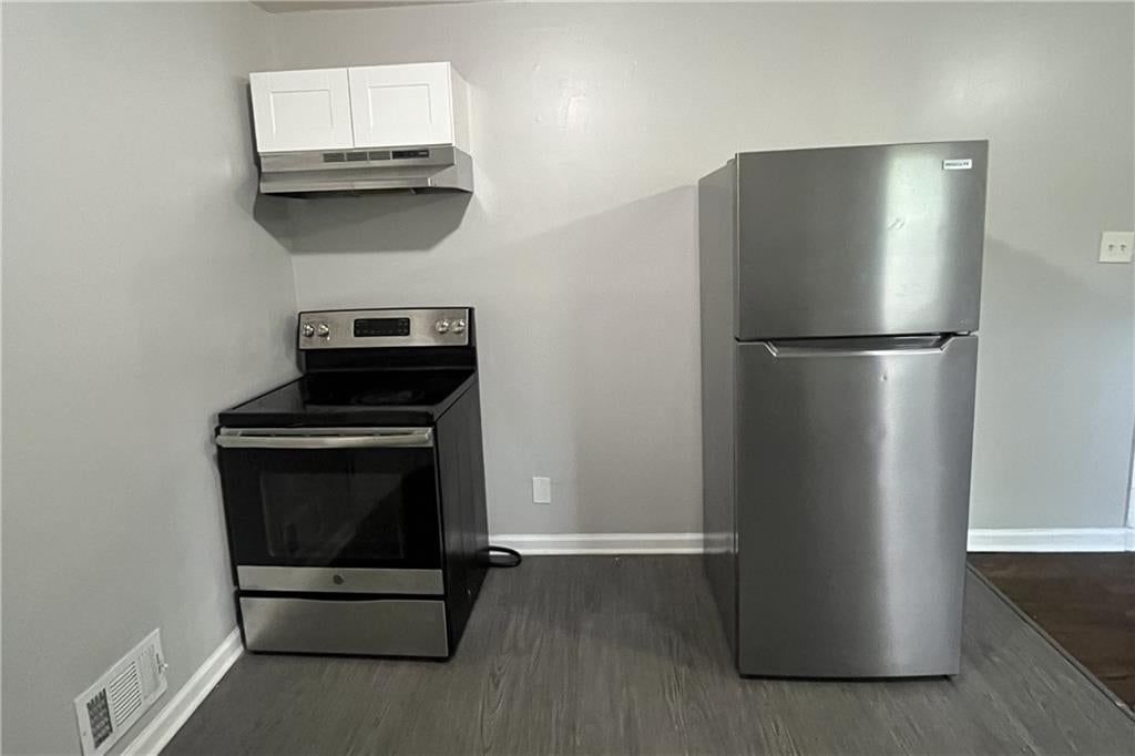 Electric range at 7416 Montgall Avenue, Kansas City, MO 64132