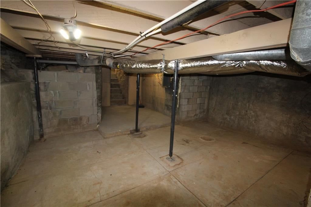 Photo 16 of 29 - 231 S BETHANY Street