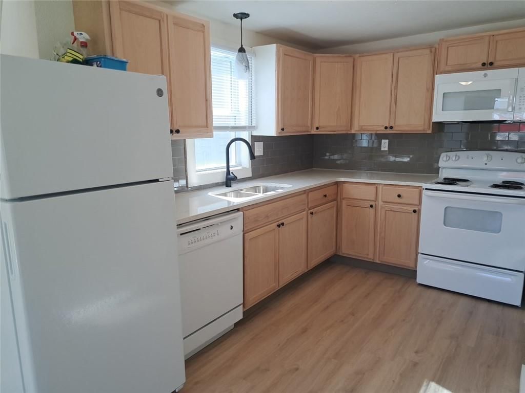 Photo 18 of 29 - 231 S BETHANY Street