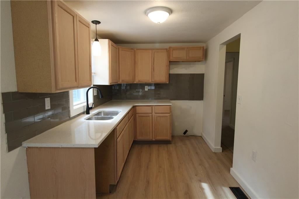 Photo 21 of 29 - 231 S BETHANY Street