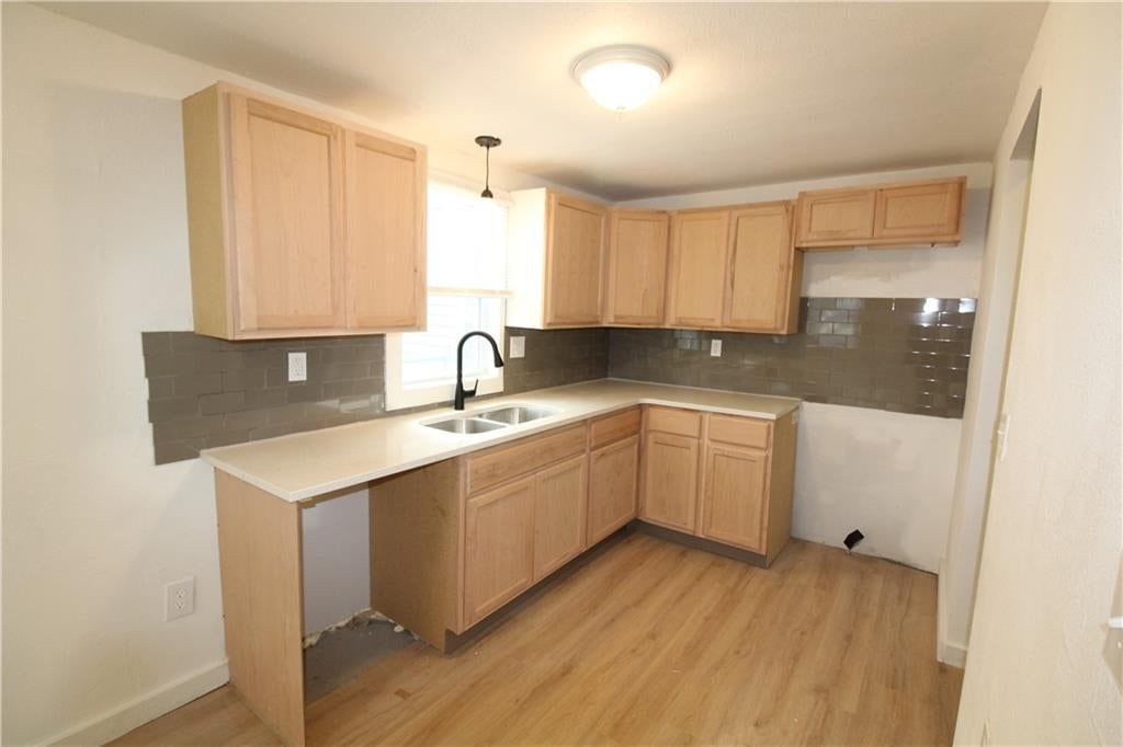 Photo 20 of 29 - 231 S BETHANY Street