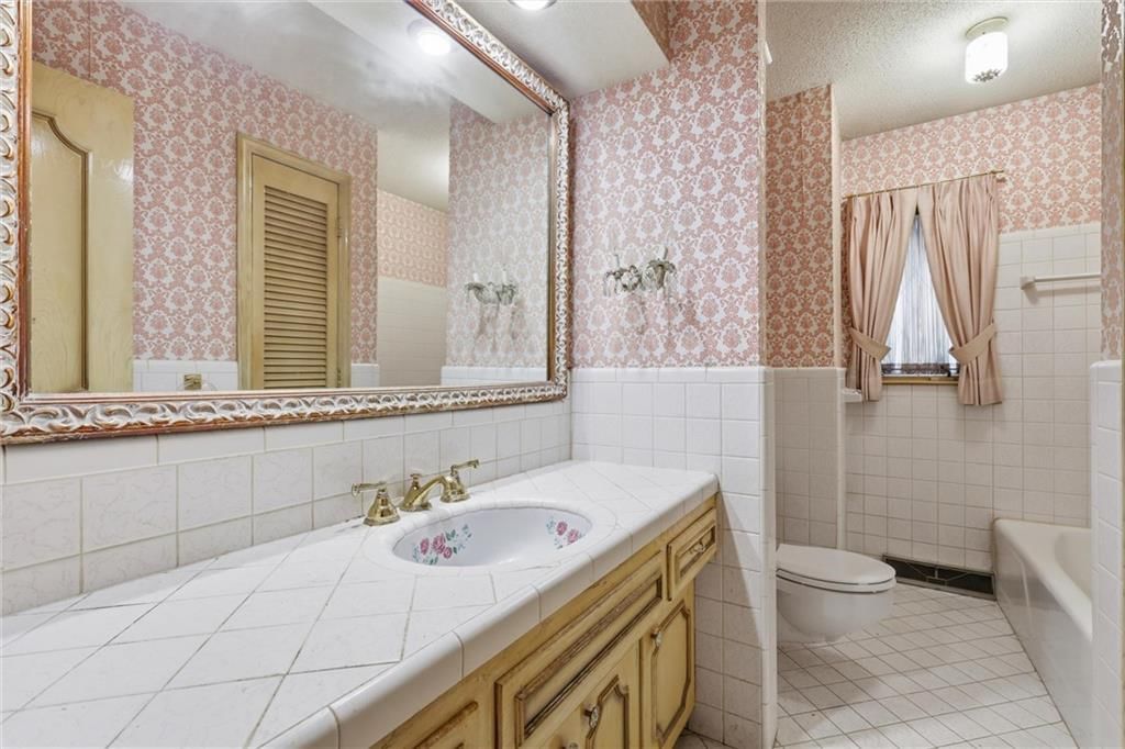 Tub and shower combo at 9209 W 47th Street, Merriam, KS 66203