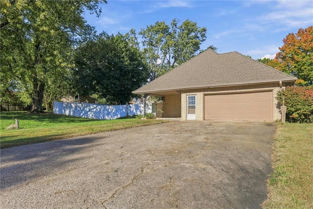 Attached garage at 9209 W 47th Street, Merriam, KS 66203