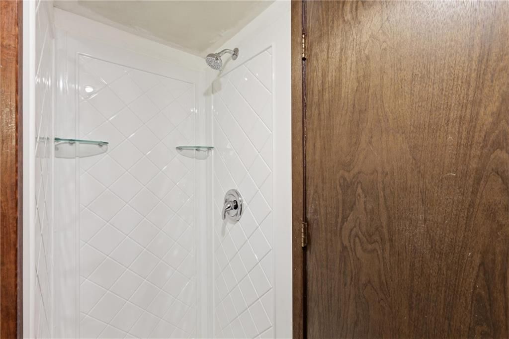Frameless glass shower at 9209 W 47th Street, Merriam, KS 66203