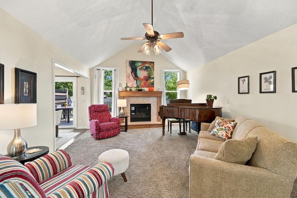 2405 Woodhaven Lane SW, Lee's Summit, MO: listing photo 2