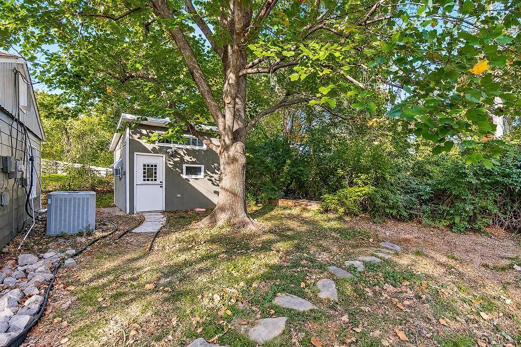 Photo 28 of 33 - 622 Walnut Street, Liberty, MO 64068