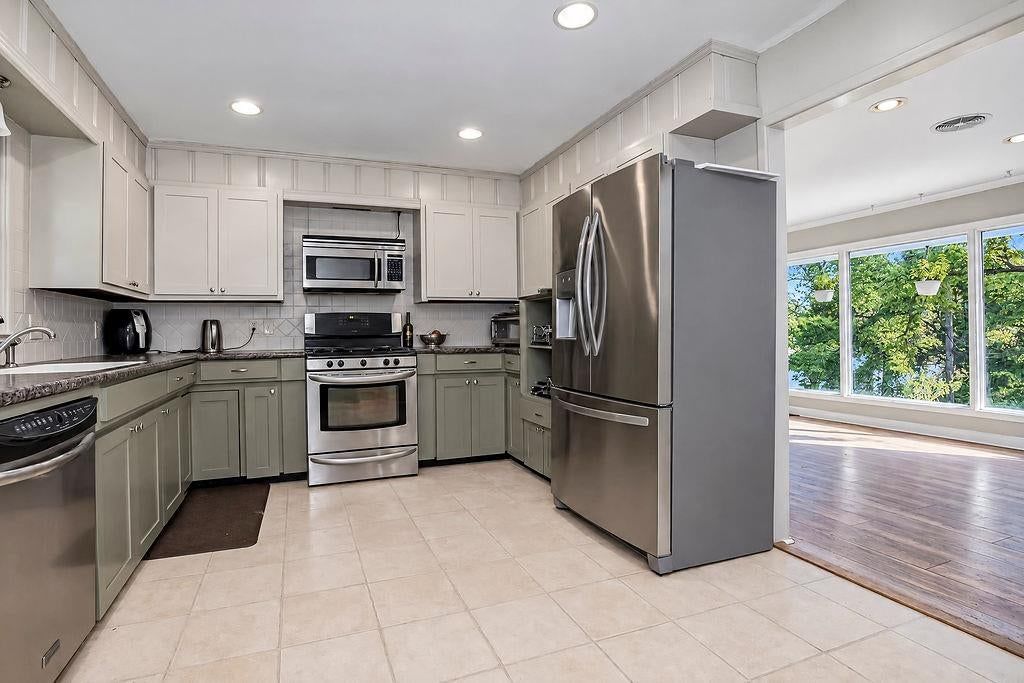 Open floor plan at 622 Walnut Street, Liberty, MO 64068