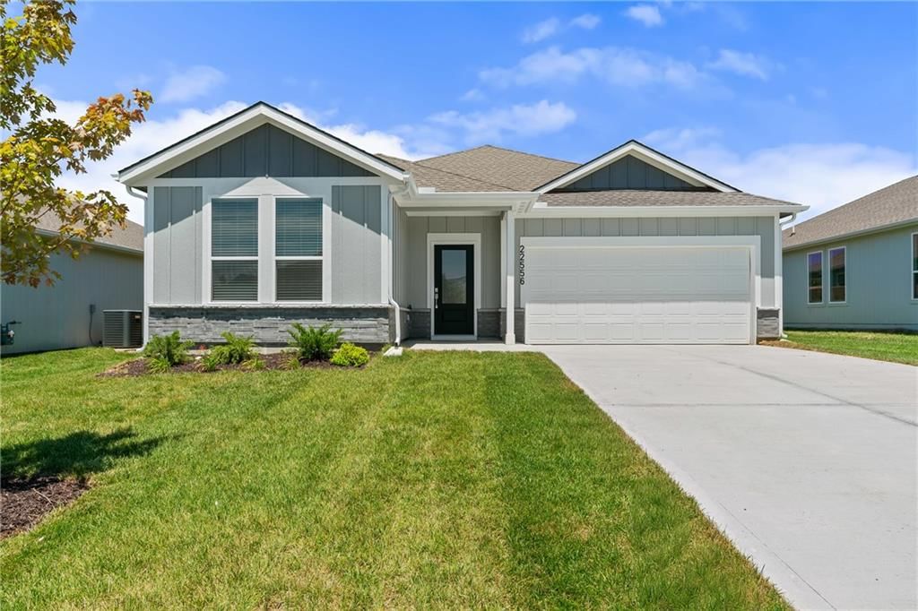4020 NE Apple Grove Drive, Lee's Summit, MO