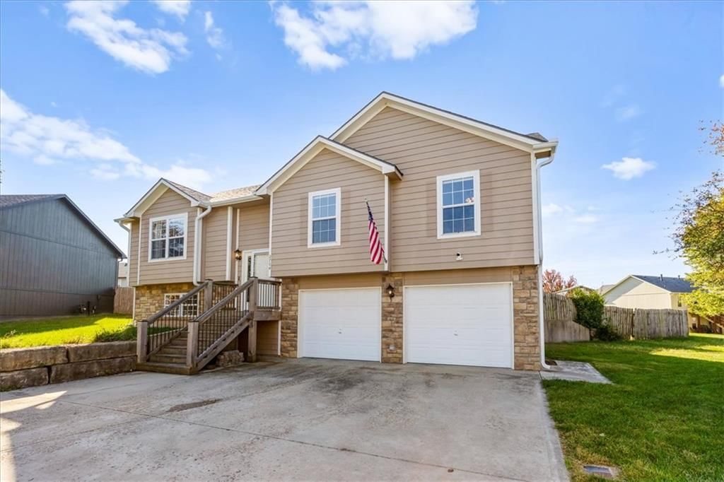 2704 E Hickory Court, Tonganoxie, KS: listing photo 3