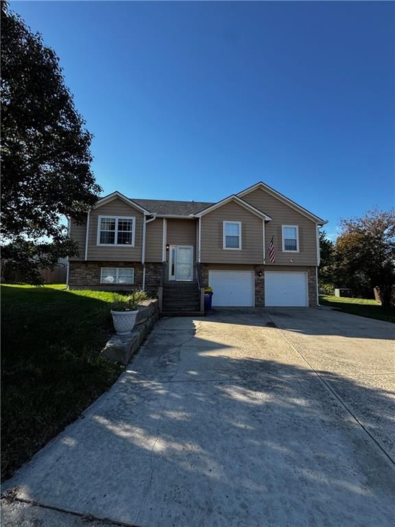 2704 E Hickory Court, Tonganoxie, KS