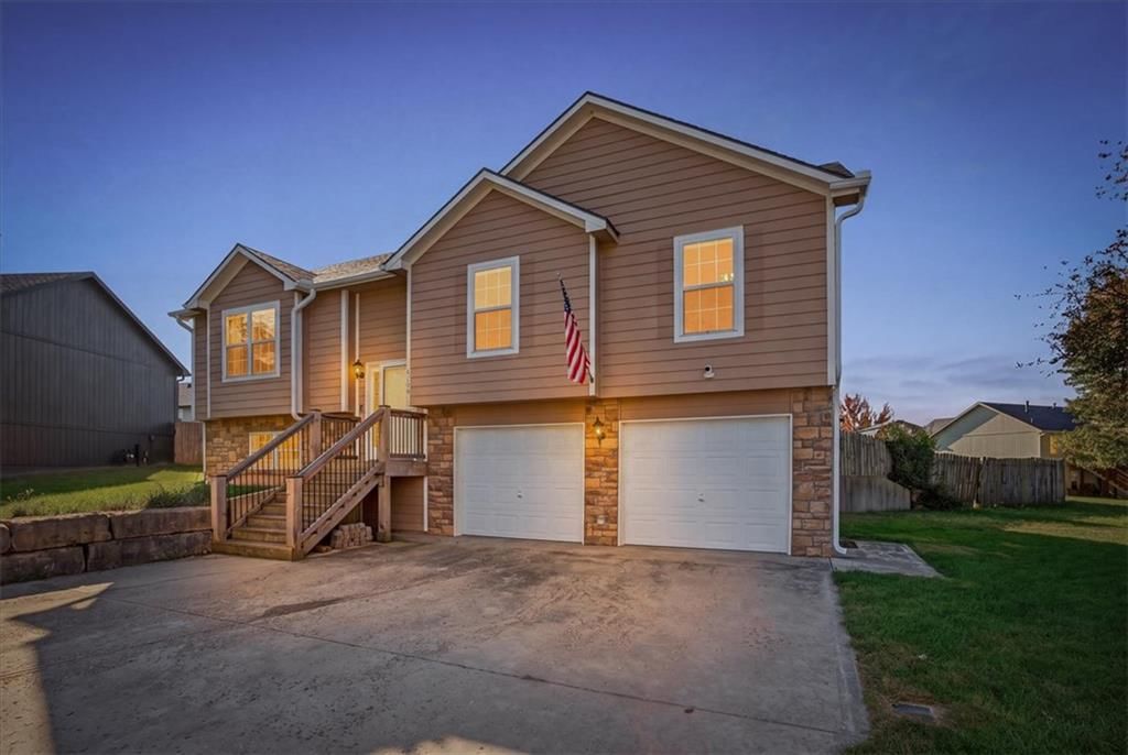 2704 E Hickory Court, Tonganoxie, KS: listing photo 2
