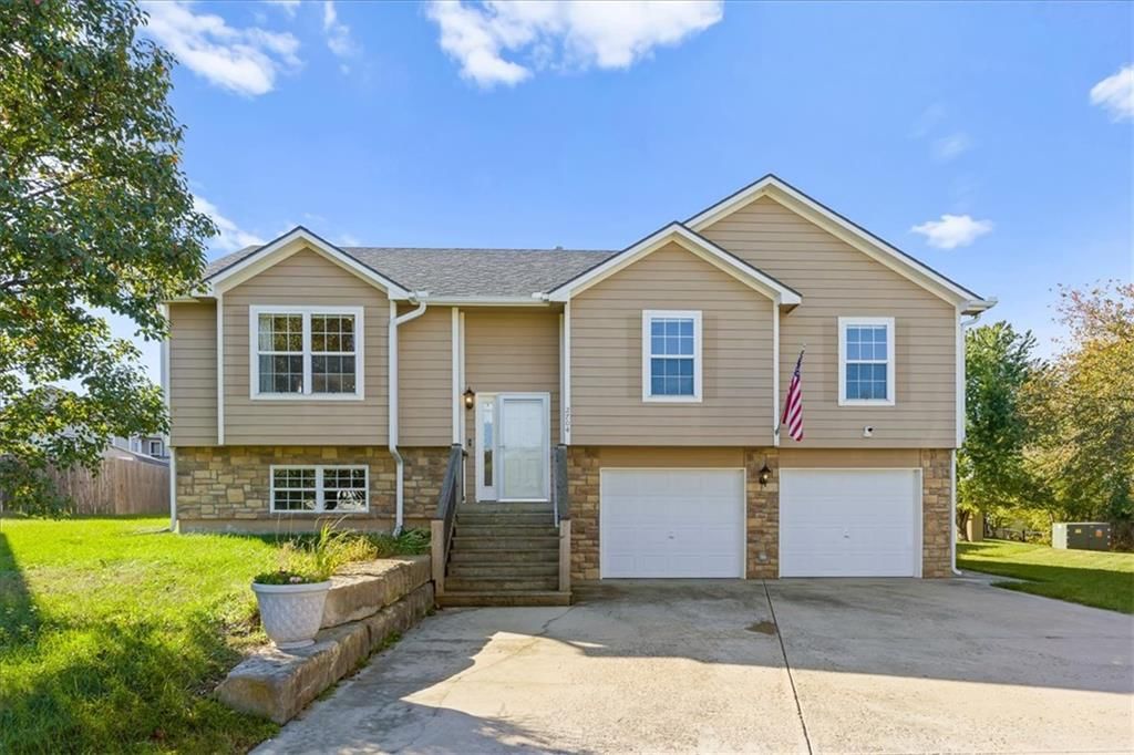 2704 E Hickory Court, Tonganoxie, KS
