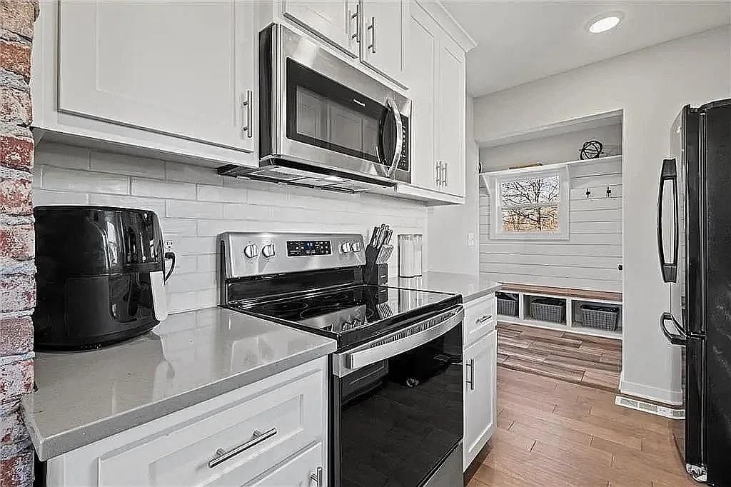 129 W 4th Street, Tonganoxie, KS: listing photo 3