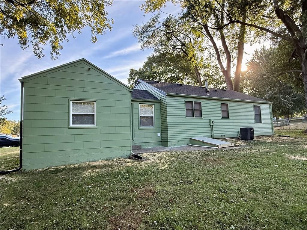 10704 E 34th Street S, Independence, MO: listing photo 3