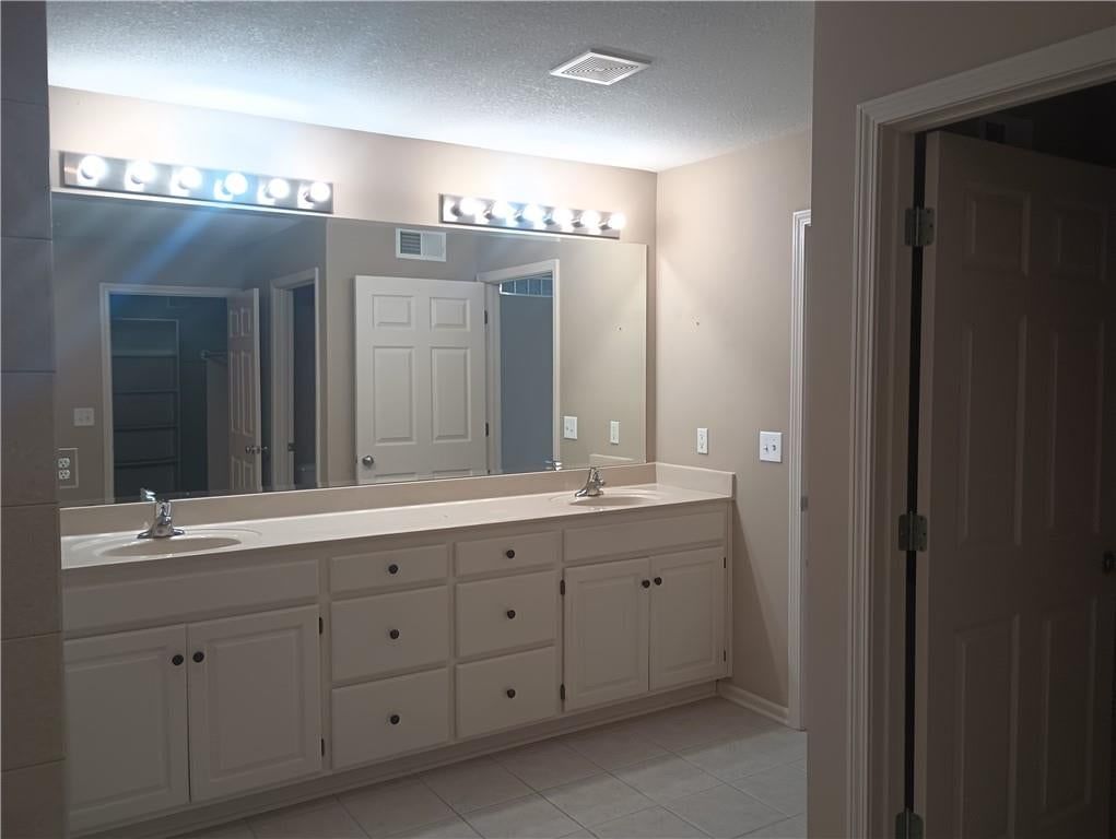 Double vanity and white vanity at 14121 W 152nd Terrace #4003, Olathe, KS 66062