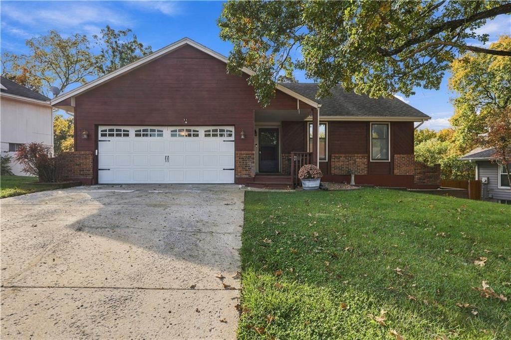 2600 SW Morningside Drive, Blue Springs, MO: listing photo 2