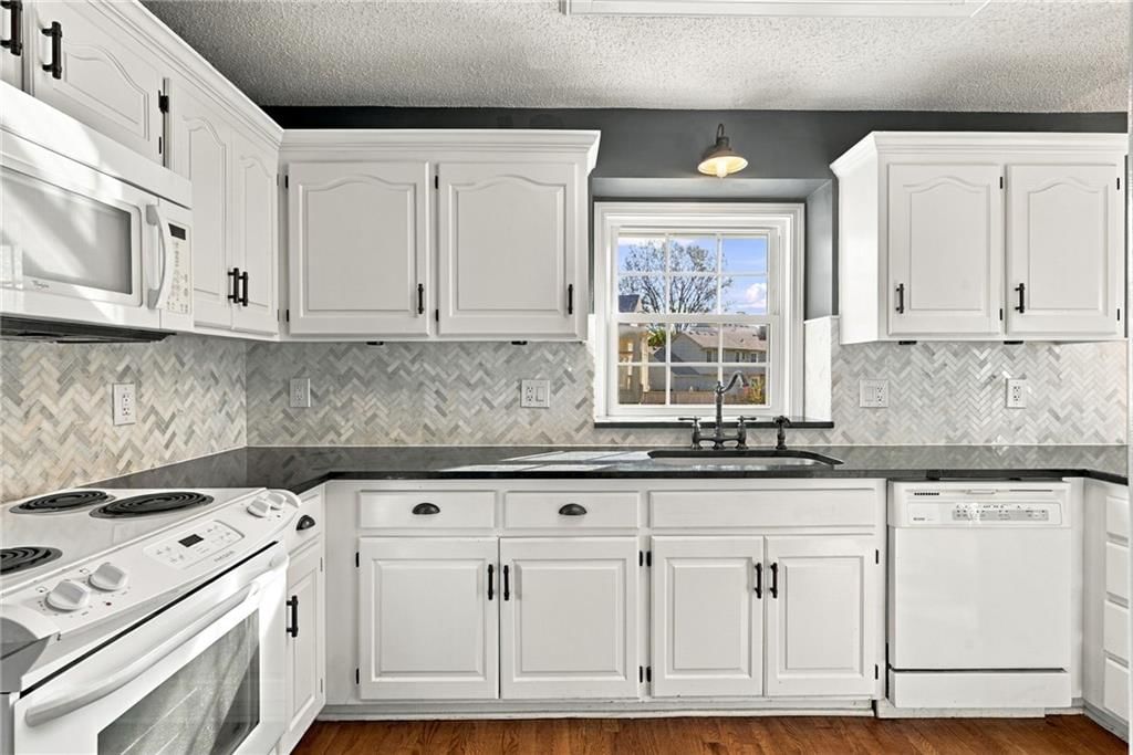 Photo 9 of 36 - 18107 E 51st Street Court, Independence, MO 64055