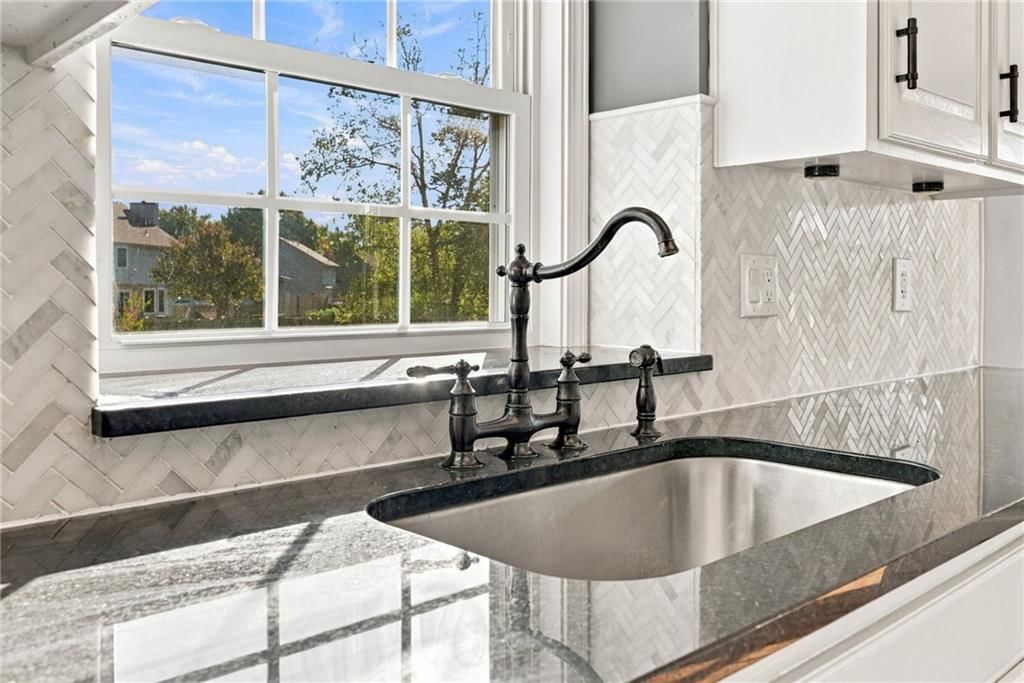 Photo 10 of 36 - 18107 E 51st Street Court, Independence, MO 64055