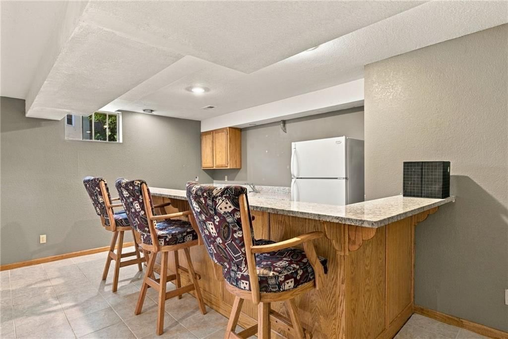 Wet bar at 18107 E 51st Street Court, Independence, MO 64055