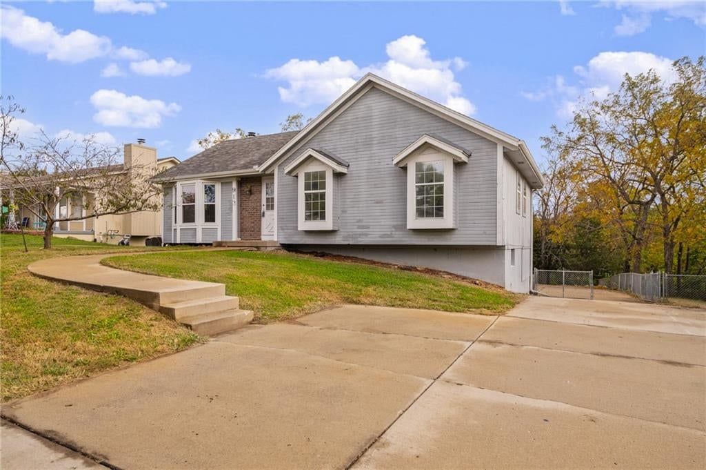 913 NE Barnes Drive, Lee's Summit, MO: listing photo 2