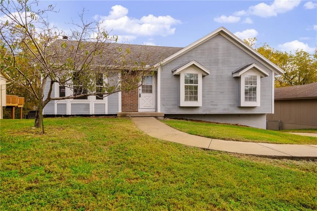 913 NE Barnes Drive, Lee's Summit, MO