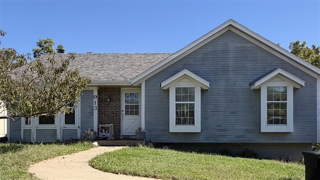913 NE Barnes Drive, Lee's Summit, MO