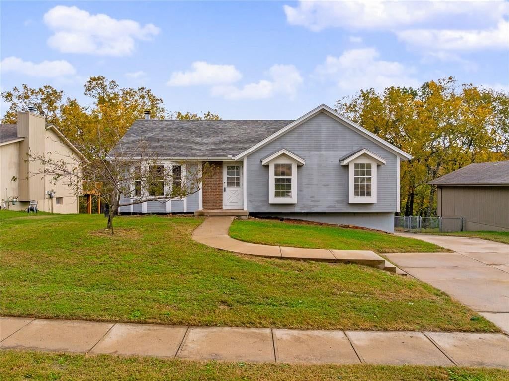 913 NE Barnes Drive, Lee's Summit, MO: listing photo 3