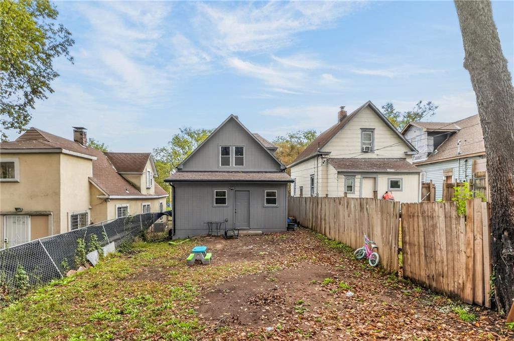 Photo 4 of 19 - 2610 Cypress Avenue