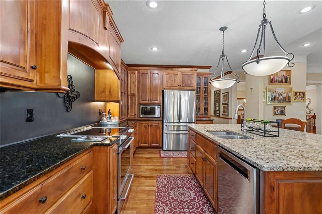 16008 Kessler Street, Overland Park, KS: listing photo 3