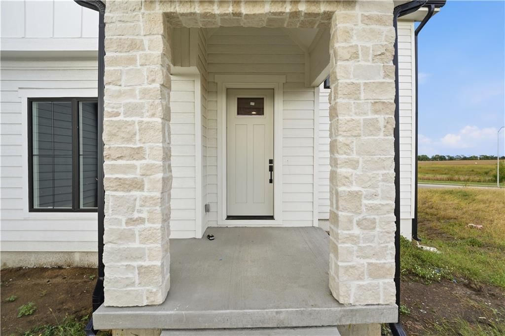 18370 W 195th Street, Spring Hill, KS: listing photo 3