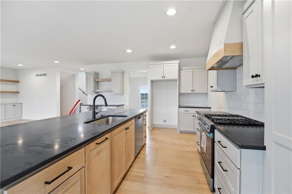 Photo 9 of 30 - 18370 W 195th Street