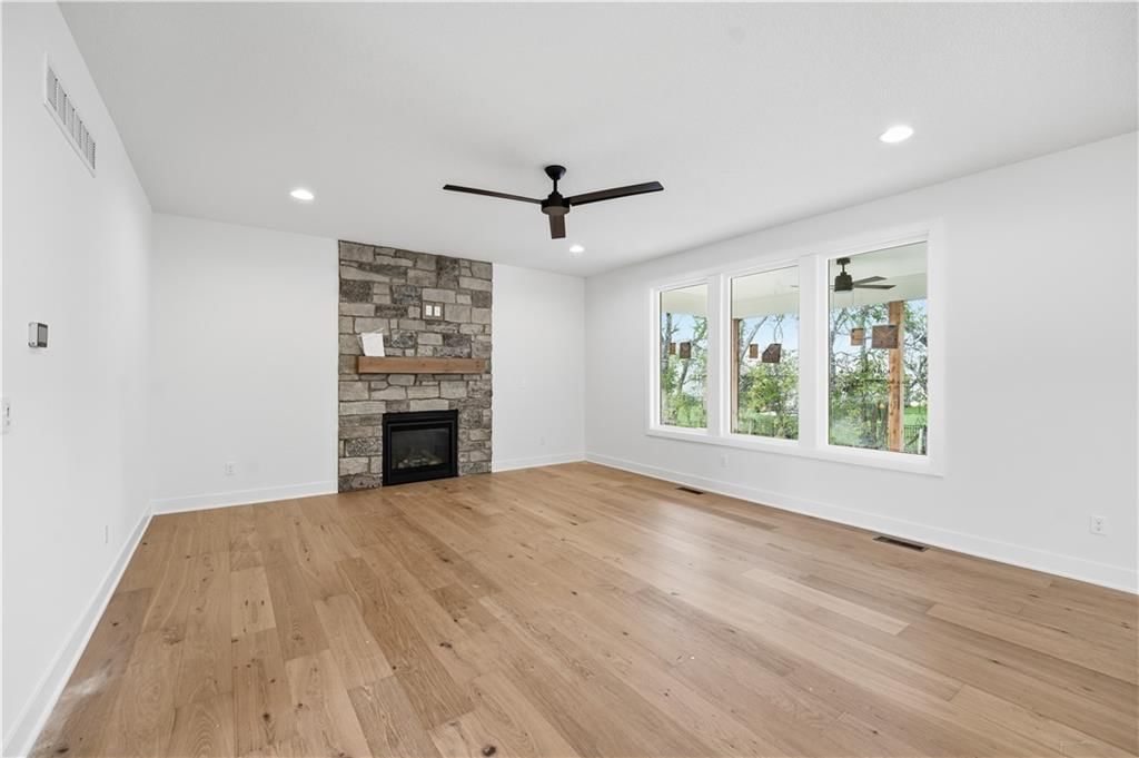 Photo 10 of 52 - 18640 W 195th Street