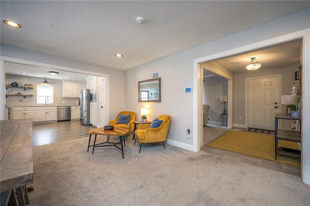 Photo 11 of 39 - 1512 E SUNVALE Drive, Olathe, KS 66062
