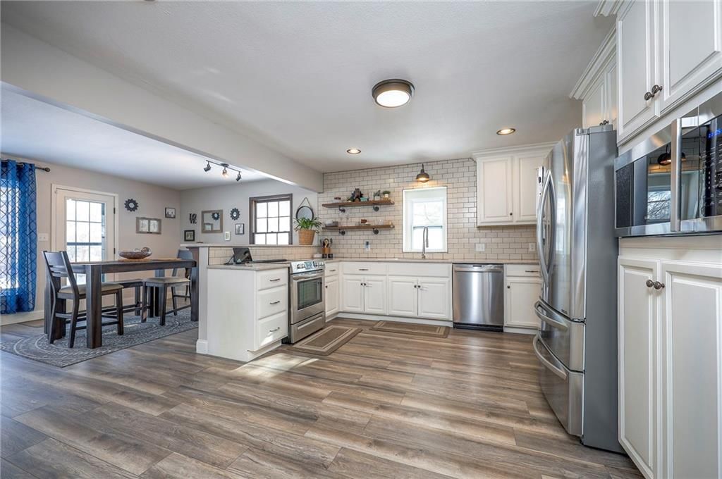 Photo 22 of 39 - 1512 E SUNVALE Drive, Olathe, KS 66062