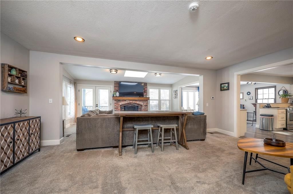 Photo 16 of 39 - 1512 E SUNVALE Drive, Olathe, KS 66062
