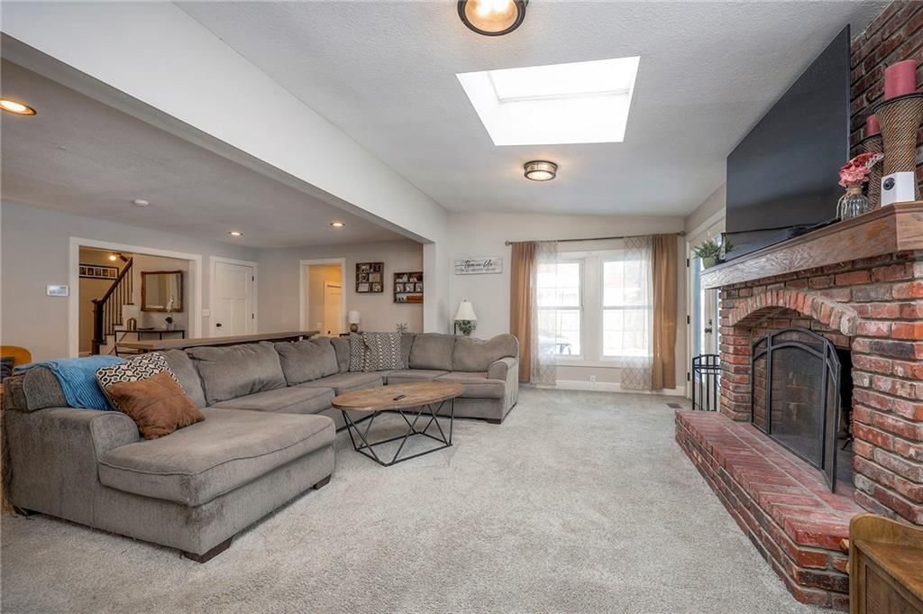 Photo 15 of 39 - 1512 E SUNVALE Drive, Olathe, KS 66062