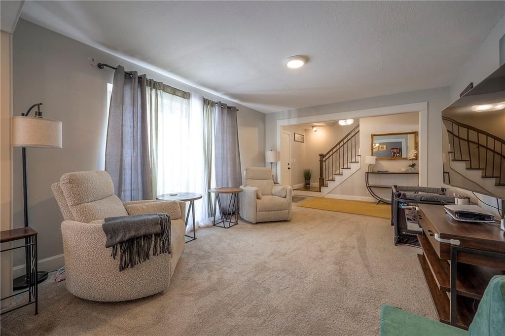 Photo 7 of 39 - 1512 E SUNVALE Drive, Olathe, KS 66062