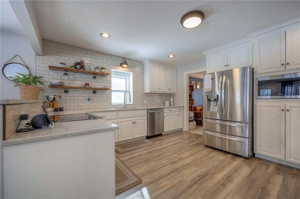 Photo 21 of 39 - 1512 E SUNVALE Drive, Olathe, KS 66062