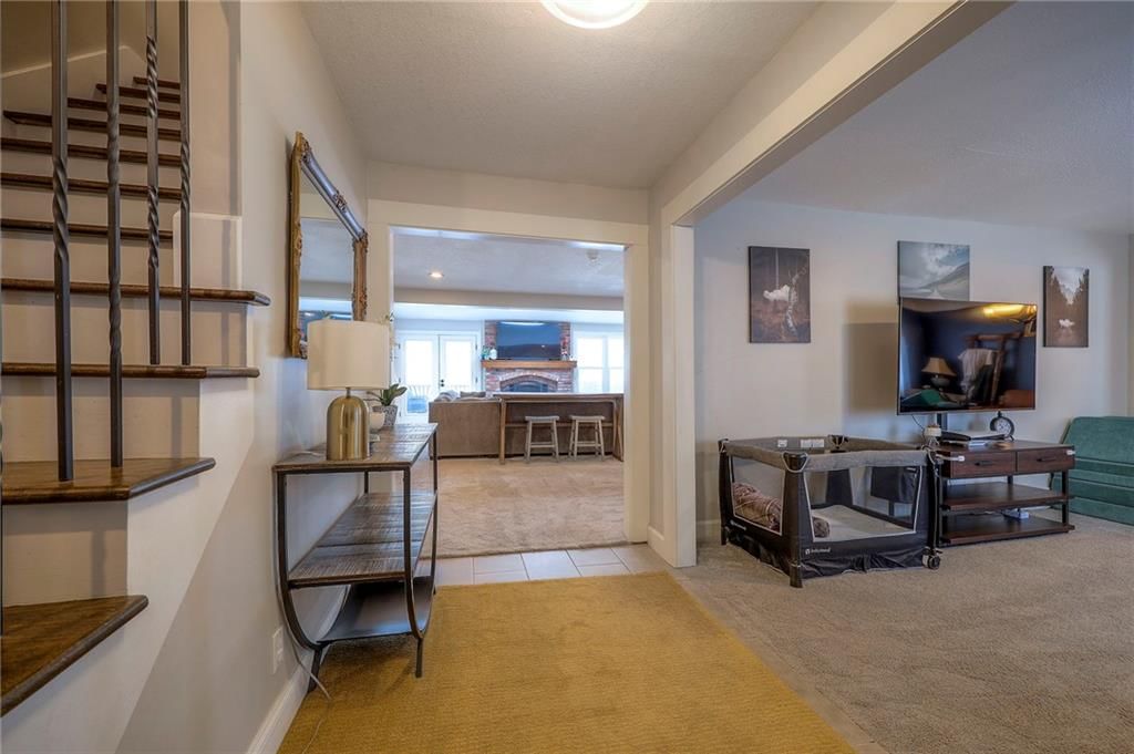 Photo 5 of 39 - 1512 E SUNVALE Drive, Olathe, KS 66062