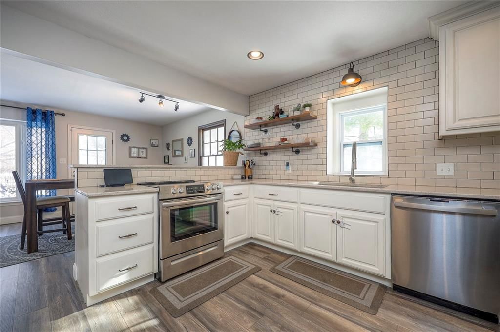 Photo 23 of 39 - 1512 E SUNVALE Drive, Olathe, KS 66062