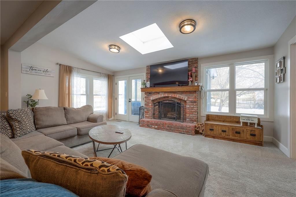 Photo 12 of 39 - 1512 E SUNVALE Drive, Olathe, KS 66062