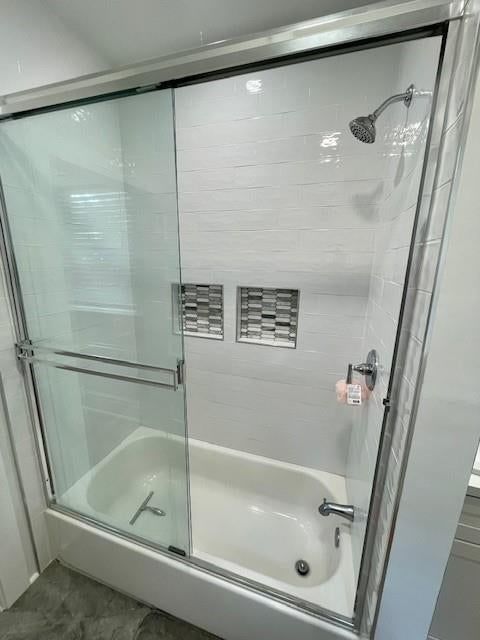 Tub and shower combo at 901 E 39th Street, Kansas City, MO 64109