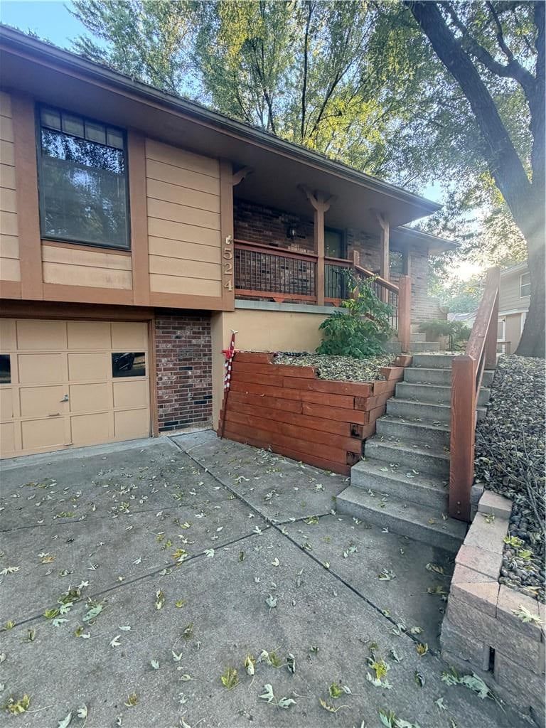 524 NE Stonewall Drive, Blue Springs, MO: listing photo 2