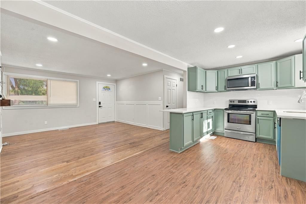 Photo 4 of 18 - 8507 Eastern Avenue